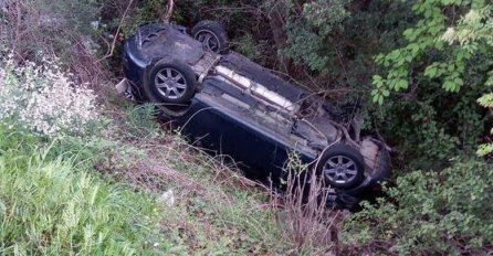 TEŠKA NESREĆA! AUTO NA KROVU U PROVALIJI! Hitna i policija se zaputili na mjesto nesreće, ostali su zapanjeni