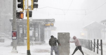 PALO 46 CENTIMETARA SNIJEGA: Stravična oluja odnijela 4 života, vjetrovi kidaju drveće, ljudi izobličeni od straha!