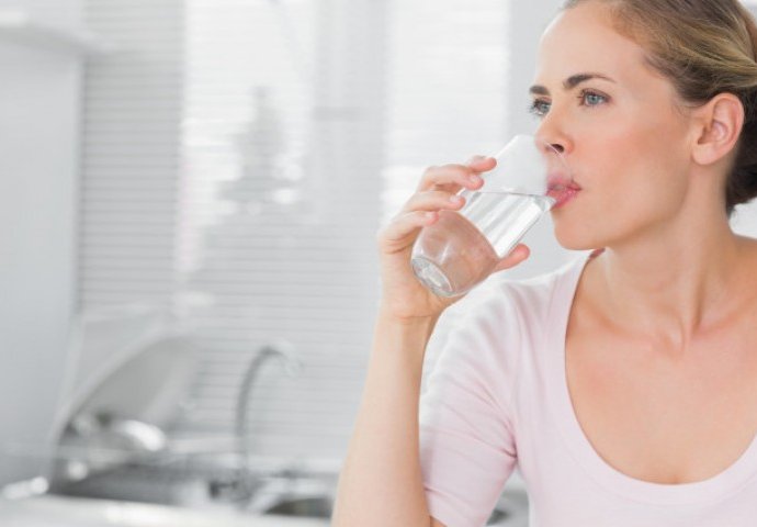 SVE ZAVISI OD VAŠE KILAŽE: Evo koliko vode treba da pijete da biste smršali