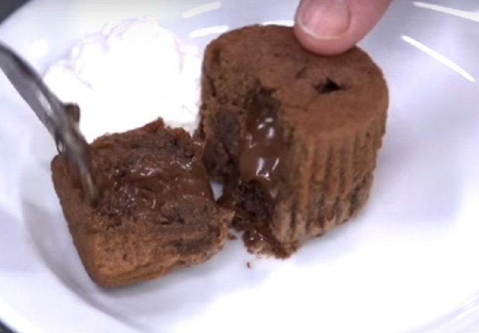 POTREBNA SU VAM SAMO TRI SASTOJKA: Napravite preukusni čokoladni lava kolač (VIDEO)