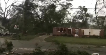 SNAŽNO NEVRIJEME POHARALO ZEMLJU: Drvo se lomi poput šibice, lete krovovi... (VIDEO)