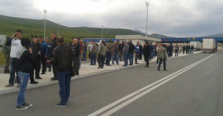 PROTEST GRAĐANA: Obustava saobraćaja na autoputu Zvirovići - Bijača