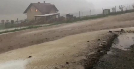 STRAŠNO OLUJNO NEVRIJEME: Poplave nosile sve pred sobom, zabilježeno 50.000 munja (VIDEO)
