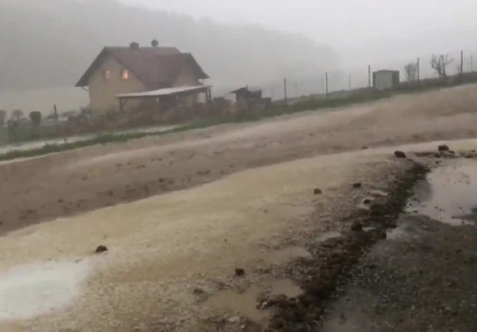 STRAŠNO OLUJNO NEVRIJEME: Poplave nosile sve pred sobom, zabilježeno 50.000 munja (VIDEO)