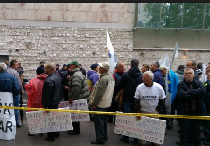 Demobilisani borci pokušali ući u Parlament FBiH, evakuacija je u toku