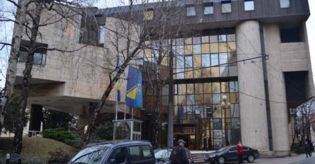 Incident u pauzi između sjednica PD PFBIH: Ispred zgrade Parlamenta su pripadnici specijalne policije