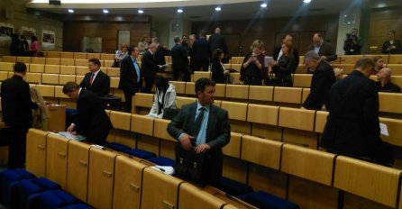 Poslanici napustili zgradu Parlamenta FBiH, demonstranti se razišli