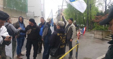 POČELO OKUPLJANJE BORACA ISPRED PARLAMENTA FBIH: Zahtjevaju da se na današnjoj sjednici raspravlja o njihovim zahtjevima