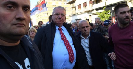 INCIDENT U SKUPŠTINI: Šešelj gazio hrvatsku zastavu, divljao i psovao