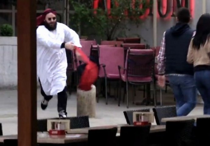ŠOK U CENTRU GRADA: Muškarac odjeven kao Arap bacao ruksak među ljude! (VIDEO)