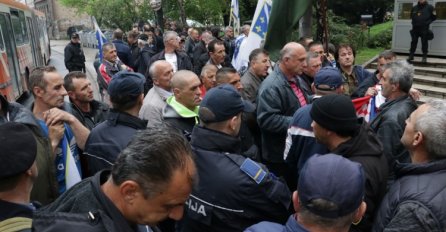 Iako je sjednica Predstavničkog doma završena, demonstranti se ne razilaze