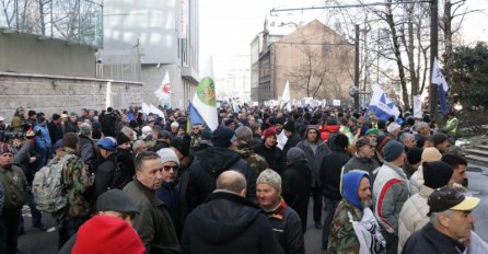 Policijski službenik FUP-a teže povrijeđen u protestima ispred zgrade PFBiH