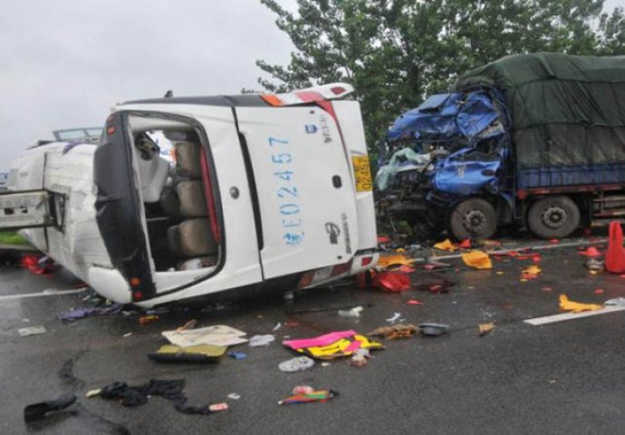 SAOBRAĆAJNA NESREĆA: U sudaru autobusa i kamiona 15 osoba povrijeđeno
