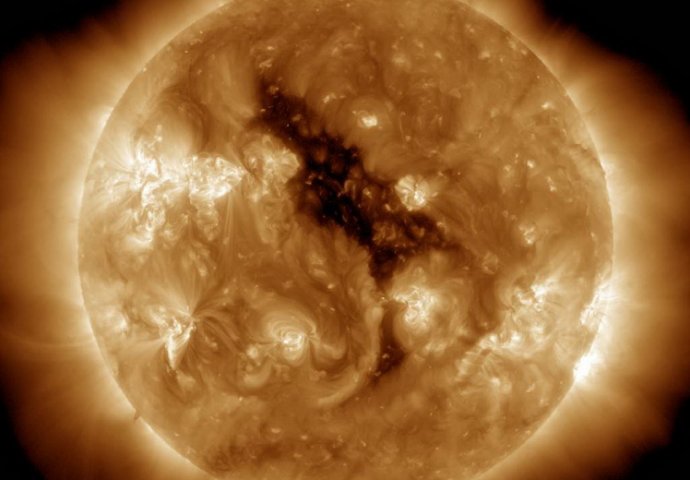 PREMA ZEMLJI IDE SOLARNA OLUJA: Otvorila se rupa na Suncu, mogući kvarovi u električnoj mreži...