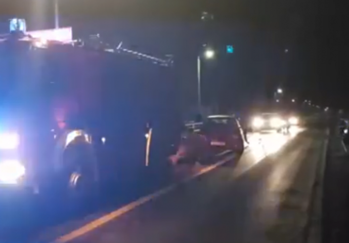 NESREĆA ZA NESREĆOM: Pijani vozač zabio se u policijsko vozilo na uviđaju nesreće u kojoj je poginuo motorist (VIDEO)