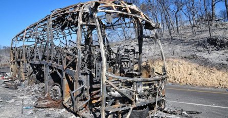 DRAMA NA GRANICI: Autobus sa 46 putnika planuo pred ulazak u zemlju! (FOTO)