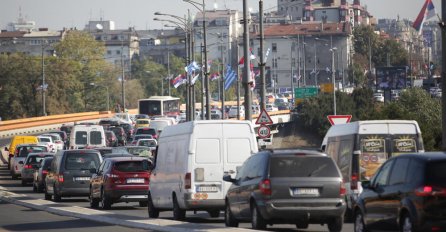 DŽIP IZ CRNE GORE NASMIJAO DO SUZA BEOGRAĐANE: Pogledajte šta mu piše na tablicama, SVI SU GA SLIKALI MOBITELOM (FOTO)