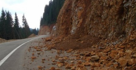 U većem dijelu BiH vlažni ili mokri kolovozi, oprez zbog odrona