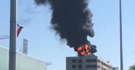 "APOKALIPTIČNE" SCENE IZ REGIONA: Gorjela zgrada u glavnom gradu, PEPEO PADAO PO LJUDIMA! (VIDEO)