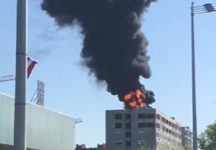 "APOKALIPTIČNE" SCENE IZ REGIONA: Gorjela zgrada u glavnom gradu, PEPEO PADAO PO LJUDIMA! (VIDEO)