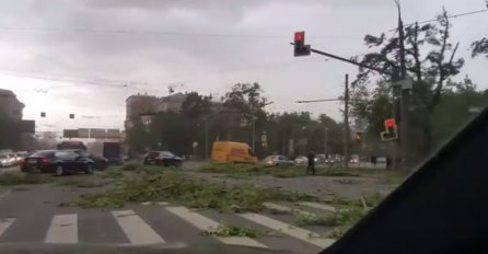 NEZAPAMĆENO APRILSKO NEVRIJEME UZROKOVALO OGROMNU ŠTETU: Ima mrtvih i povrijeđenih, vjetar obarao drveće...