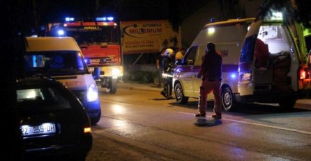 TEŠKA SAOBRAĆAJNA NESREĆA: Povrijeđena tri mladića, iz automobila ih vadili vatrogasci i medicinska ekipa 