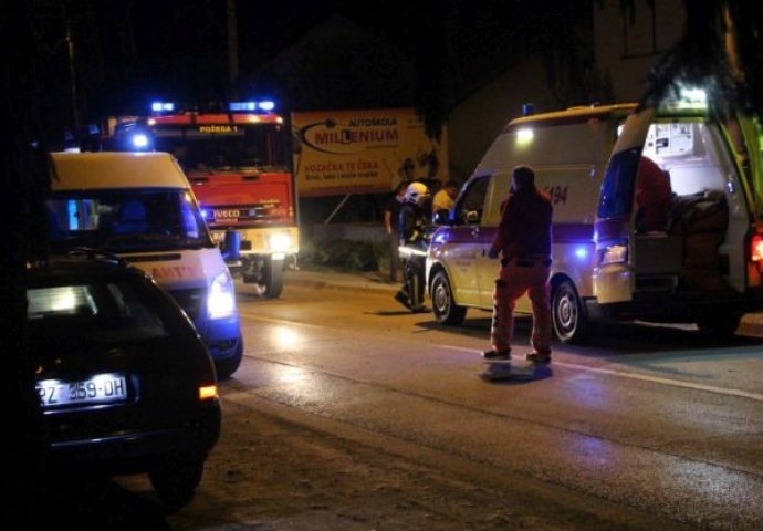 TEŠKA SAOBRAĆAJNA NESREĆA: Povrijeđena tri mladića, iz automobila ih vadili vatrogasci i medicinska ekipa 