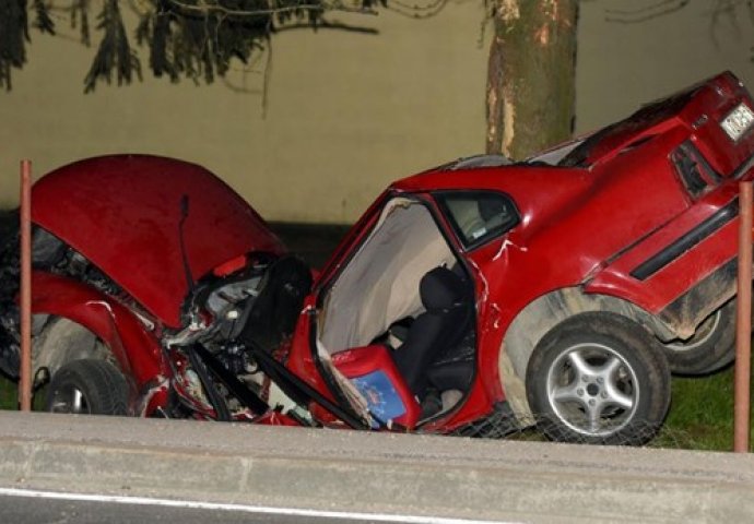 TEŠKA SAOBRAĆAJNA NESREĆA: Automobil doslovno prepolovljen, vozač zadobio opasne po život!