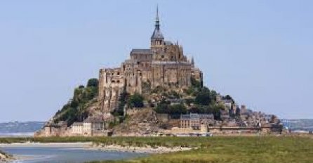 Francuska policija iz predostrožnosti zatvorila Mont Saint Michel