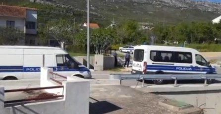 HRVAT PUCAO IZ KUĆE: Specijalci mu upali u stan, pronašli su automatsku pušku i 152 metka