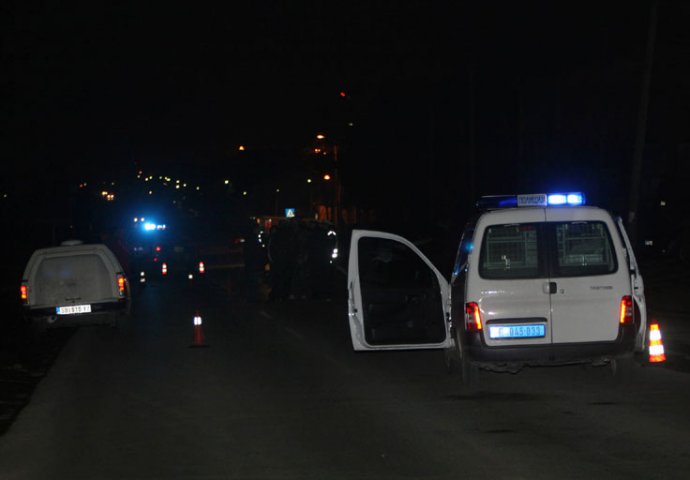 NESREĆA NA AUTOPUTU: Golfom isijekao vozilo iza sebe pa udario u ogradu
