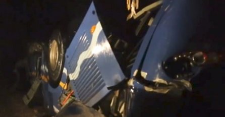 Jeziva saobraćajna nesreća: Autobus pun turista pao s mosta, ne zna se tačan broj poginulih