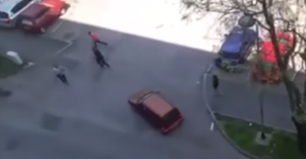 GAZIO LJUDE ISPRED ŠKOLE AUTOM: Tukli su se letvama, letjelo je i kamenje, tu su bile žene, djeca, trudnice (VIDEO)