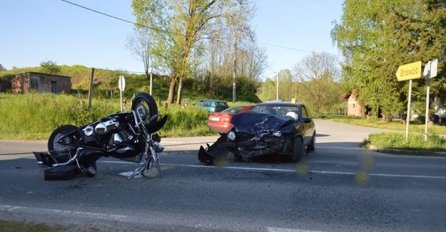 SUDAR MOTOCIKLA I AUTOMOBILA: Teško povrijeđena jedna osoba, pružena mu je liječnička pomoć u bolnici
