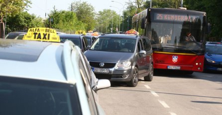 STOTINE TAKSISTA KRENULO U BLOKADU: Narednih nekoliko sati nećete nigdje moći, POTPUNI KOLAPS (FOTO)