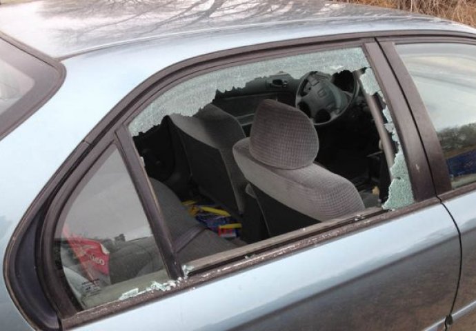 U SLUČAJU OPASNOSTI VAŽNO JE ZNATI:  Prozor automobila se može razbiti SAMO JEDNIM PRSTOM