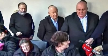 OVAKVOG NI MI NEMAMO: Srpski političar ponižava sirotinju i dijeli im pare pred kamerama