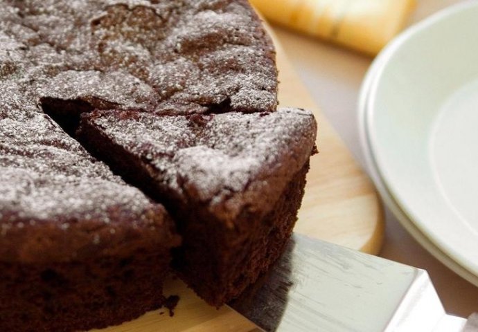 NAJLAKŠI RECEPT: Čokoladni kolač od samo 2 sastojka