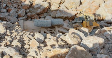 VELIKA TRAGEDIJA: Smrtno stradao radnik u kamenolonu, ispao iz stroja i poginuo na mjestu 