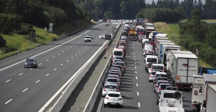 OVO PRAVILO VOZAČI KRŠE LJETI, A KAZNE SU OGROMNE: Prekršaj koji izbija novac iz džepa!