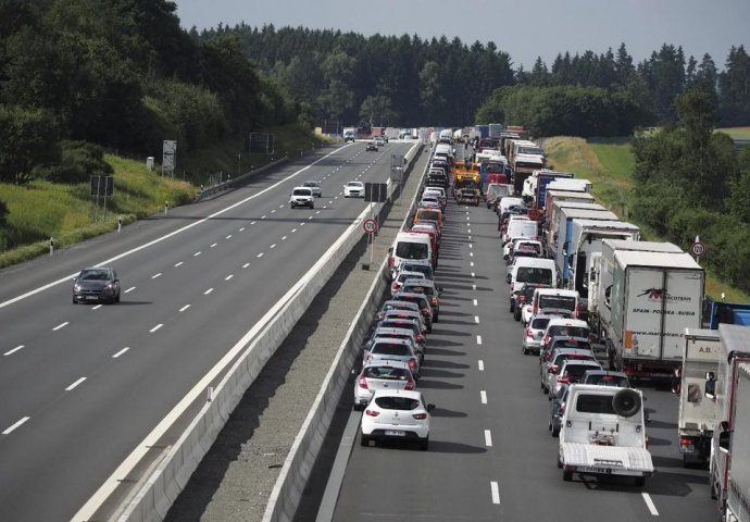 OVO PRAVILO VOZAČI KRŠE LJETI, A KAZNE SU OGROMNE: Prekršaj koji izbija novac iz džepa!