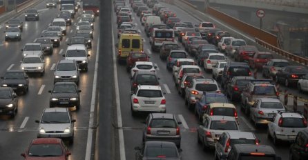 U SRBIJI KOLAPS NA CESTAMA: Neviđene gužve u saobraćaju, na granici se čeka i do tri sata