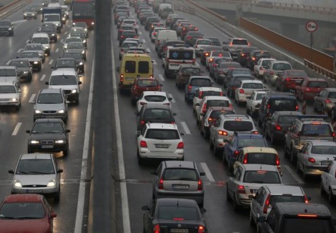 U SRBIJI KOLAPS NA CESTAMA: Neviđene gužve u saobraćaju, na granici se čeka i do tri sata