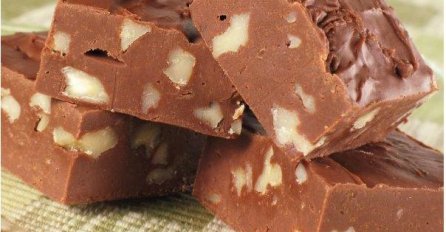 UKUSNE ČOKOLADNE KOCKE SA ORASIMA: Poslastica spremna za samo 5 MINUTA