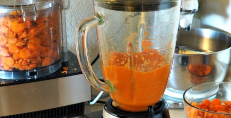 carrot-juice-in-a-blender