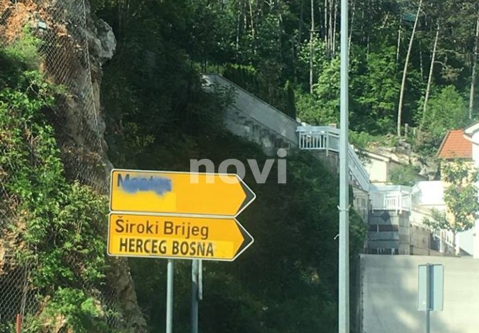 VANDALI UNIŠTILI ZNAK: Mostar precrtan farbom, a ispod Široki Brijeg napisano HERCEG BOSNA!