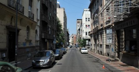 KATASTROFA U CENTRU GRADA: Pala željezna tenda sa vrha zgrade na auta