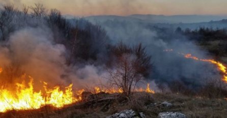 Buknula dva velika požara: Približavaju se kućama, vatrogasci i građani su na terenu