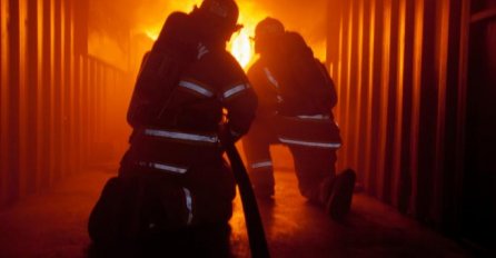 Veliki požar u fabrici: Prijeti opasnost od eksplozije, vatrogasci na terenu - Pomoć stiže iz drugih gradova