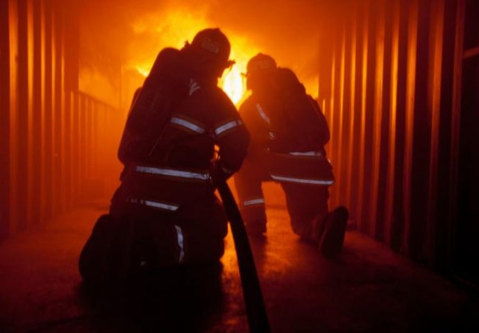 Veliki požar u fabrici: Prijeti opasnost od eksplozije, vatrogasci na terenu - Pomoć stiže iz drugih gradova